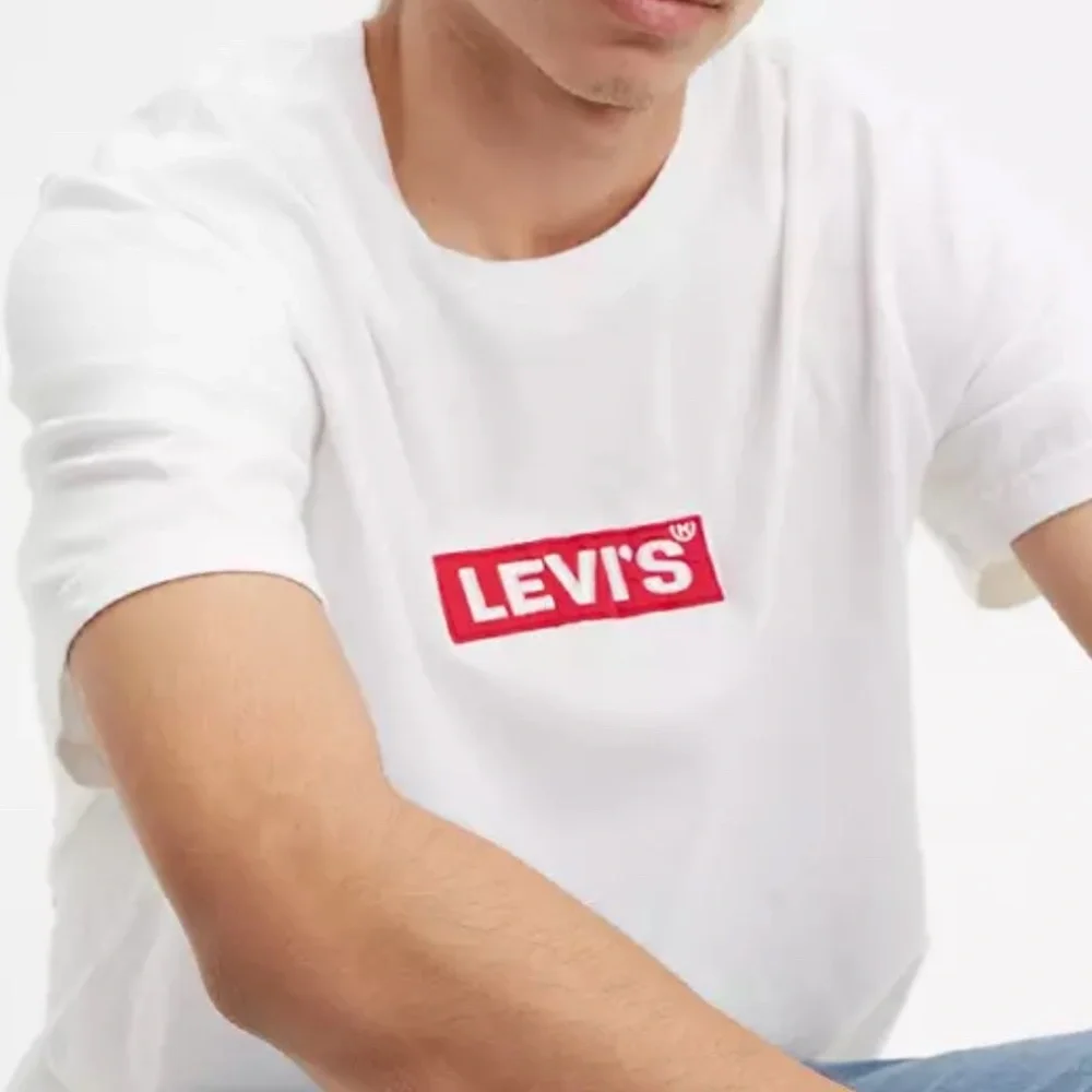LEVI’S® CHEST BOXTAB LOGO TEE SHIRT - (M) - Picture 10 of 10